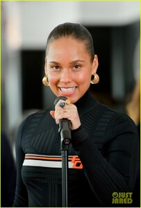 alicia-keys-rolls-out-grammys-red-carpet-02.jpg