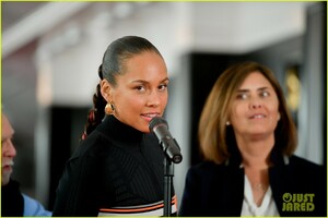 alicia-keys-rolls-out-grammys-red-carpet-04.jpg