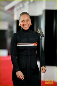 alicia-keys-rolls-out-grammys-red-carpet-07.jpg