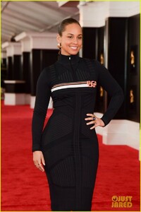 alicia-keys-rolls-out-grammys-red-carpet-09.jpg