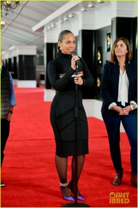 alicia-keys-rolls-out-grammys-red-carpet-11.jpg