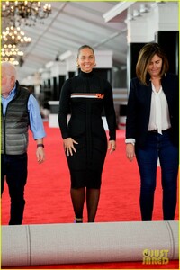 alicia-keys-rolls-out-grammys-red-carpet-17.jpg