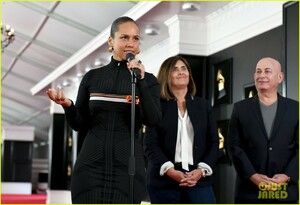 alicia-keys-rolls-out-grammys-red-carpet-27.jpg