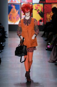 anna-sui-f19-29(1).thumb.jpg.ebb8e4c3bb1f8d765008bfe2557f924f.jpg
