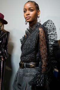 backstage-defile-alberta-ferretti-automne-hiver-2019-2020-milan-coulisses-101.thumb.jpg.750591b7f6c0768c0620ea8e6599864e.jpg