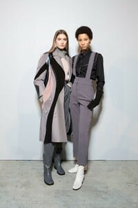 backstage-defile-alberta-ferretti-automne-hiver-2019-2020-milan-coulisses-11.thumb.jpg.eba9c66f13679b31c65b3bddb36582fc.jpg