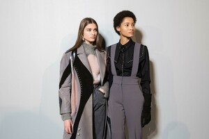 backstage-defile-alberta-ferretti-automne-hiver-2019-2020-milan-coulisses-12.thumb.jpg.1add58853cd80da758d895ec752006a0.jpg