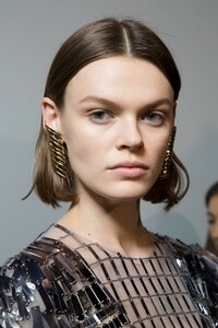 backstage-defile-alberta-ferretti-automne-hiver-2019-2020-milan-coulisses-127.thumb.jpg.9f50dd5f9e606006909f84c3cc395194.jpg