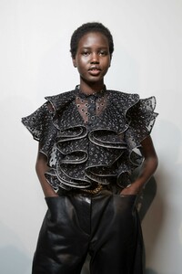 backstage-defile-alberta-ferretti-automne-hiver-2019-2020-milan-coulisses-136.thumb.jpg.8de9349888aac4294302e772b5aacffc.jpg