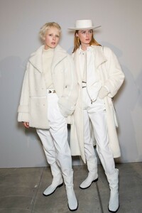 backstage-defile-alberta-ferretti-automne-hiver-2019-2020-milan-coulisses-147.thumb.jpg.1f05a453b7ed939276becb4272b93d92.jpg