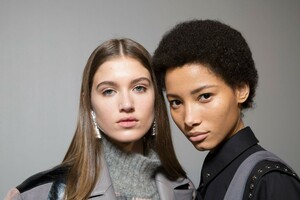 backstage-defile-alberta-ferretti-automne-hiver-2019-2020-milan-coulisses-15.thumb.jpg.b390deb99168731bfe583684fbb4df47.jpg