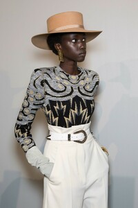 backstage-defile-alberta-ferretti-automne-hiver-2019-2020-milan-coulisses-168.thumb.jpg.8d4eaeda8eb630d1d89a32f911a28166.jpg