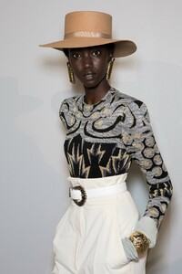 backstage-defile-alberta-ferretti-automne-hiver-2019-2020-milan-coulisses-170.thumb.jpg.f7cf5352e2a5b31f7252bd14872e327b.jpg