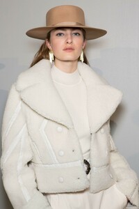 backstage-defile-alberta-ferretti-automne-hiver-2019-2020-milan-coulisses-175.thumb.jpg.8c6f4e5dc657ee656d1c1702d482948b.jpg