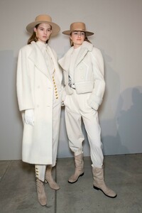 backstage-defile-alberta-ferretti-automne-hiver-2019-2020-milan-coulisses-176.thumb.jpg.51f9bef3976501547375c6b96e0e025f.jpg