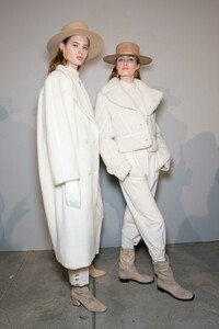 backstage-defile-alberta-ferretti-automne-hiver-2019-2020-milan-coulisses-177.thumb.jpg.7f94a89614c1e80d06fa028c7adb1369.jpg