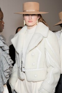 backstage-defile-alberta-ferretti-automne-hiver-2019-2020-milan-coulisses-196.thumb.jpg.2785eb56018b1869af5248ce0972fa0f.jpg
