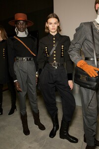 backstage-defile-alberta-ferretti-automne-hiver-2019-2020-milan-coulisses-205.thumb.jpg.939609aa27683c88f6acc609af00f8ce.jpg