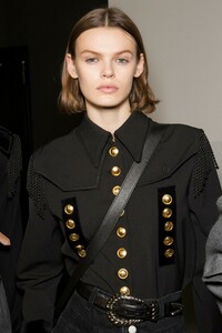 backstage-defile-alberta-ferretti-automne-hiver-2019-2020-milan-coulisses-206.thumb.jpg.c8e13ea735080a9f588fde16d903cf57.jpg