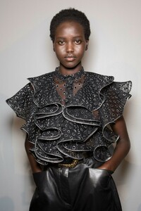 backstage-defile-alberta-ferretti-automne-hiver-2019-2020-milan-coulisses-259.thumb.jpg.dfddc65aef144ce69709fd024e3903c0.jpg