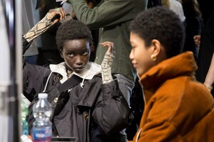 backstage-defile-alberta-ferretti-automne-hiver-2019-2020-milan-coulisses-3.thumb.jpg.d1d23f1af2faa4c8d53d7ce98297761c.jpg