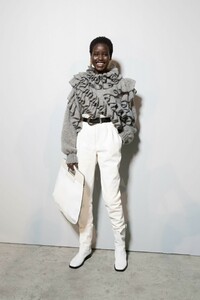backstage-defile-alberta-ferretti-automne-hiver-2019-2020-milan-coulisses-42.thumb.jpg.8ccc2aacb946963081cfd3fdb3a639d8.jpg