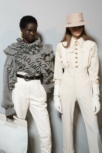 backstage-defile-alberta-ferretti-automne-hiver-2019-2020-milan-coulisses-45.thumb.jpg.24c6133fb9d2b6ad9d0349c33d79ae37.jpg
