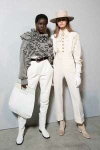 backstage-defile-alberta-ferretti-automne-hiver-2019-2020-milan-coulisses-46.thumb.jpg.5e671fa3d6087b5f3313ed58317d2f2f.jpg