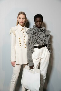 backstage-defile-alberta-ferretti-automne-hiver-2019-2020-milan-coulisses-47.thumb.jpg.158e3c7009b1ae52bafc7e7c68966c3f.jpg