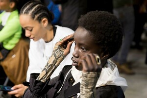 backstage-defile-alberta-ferretti-automne-hiver-2019-2020-milan-coulisses-5.thumb.jpg.2725f25964f478bd952dbfb781aec514.jpg