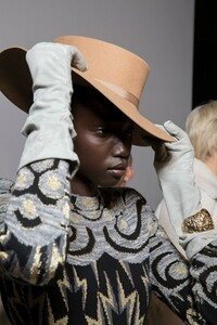 backstage-defile-alberta-ferretti-automne-hiver-2019-2020-milan-coulisses-60.thumb.jpg.f078118a983ab6d4db12a42332b2bd41.jpg