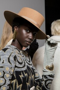 backstage-defile-alberta-ferretti-automne-hiver-2019-2020-milan-coulisses-61.thumb.jpg.9b08a51b236f08134cc70beb200d1f96.jpg