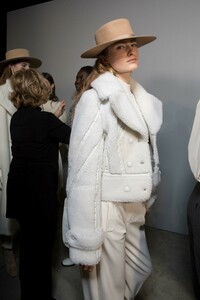 backstage-defile-alberta-ferretti-automne-hiver-2019-2020-milan-coulisses-67.thumb.jpg.48b354008a063e35c1c3b490e23f087e.jpg