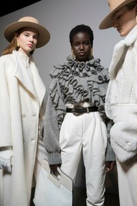 backstage-defile-alberta-ferretti-automne-hiver-2019-2020-milan-coulisses-70.thumb.jpg.6d0665c8610a36eb77de4fbc4200a976.jpg