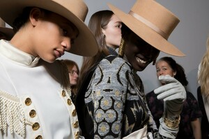 backstage-defile-alberta-ferretti-automne-hiver-2019-2020-milan-coulisses-78.thumb.jpg.3bafdc614360f321e9a452842ceff1bf.jpg