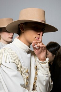 backstage-defile-alberta-ferretti-automne-hiver-2019-2020-milan-coulisses-79.thumb.jpg.1f32eb00a09c631ffd08b1b8a1e34056.jpg