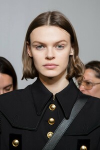 backstage-defile-alberta-ferretti-automne-hiver-2019-2020-milan-coulisses-88.thumb.jpg.e5c22667f357d970e70d4aeda94558ec.jpg