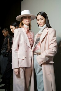 backstage-defile-alberta-ferretti-automne-hiver-2019-2020-milan-coulisses-93.thumb.jpg.7a525be846457d19dfcf4003c49e9f4b.jpg