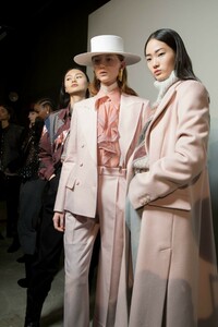 backstage-defile-alberta-ferretti-automne-hiver-2019-2020-milan-coulisses-94.thumb.jpg.2bf1937718c782d928448872f9fe39cb.jpg