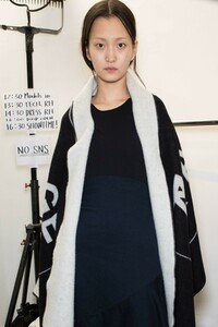 backstage-defile-anrealage-automne-hiver-2019-2020-paris-coulisses-8.thumb.jpg.6a470773984522323f042736c43b4e2e.jpg