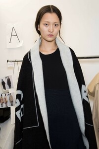 backstage-defile-anrealage-automne-hiver-2019-2020-paris-coulisses-9.thumb.jpg.9c71bf0a85a5dd4d9a9e50295a70e452.jpg