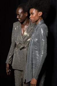 backstage-defile-badgley-mischka-automne-hiver-2019-2020-new-york-coulisses-29.thumb.jpg.73dede60578dcd47a8be552827e74365.jpg