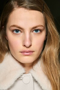 backstage-defile-blumarine-automne-hiver-2019-2020-milan-coulisses-228.thumb.jpg.5d02f21aa02d1c809a8fe2a736c939e0.jpg