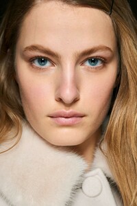 backstage-defile-blumarine-automne-hiver-2019-2020-milan-coulisses-229.thumb.jpg.b466318fa329afbf759909b9e5485a08.jpg