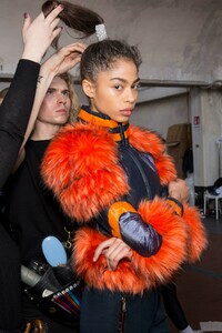 backstage-defile-byblos-automne-hiver-2019-2020-milan-coulisses-140.thumb.jpg.fae7c92e0215e802b476759f7c0156e8.jpg