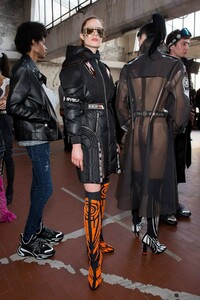 backstage-defile-byblos-automne-hiver-2019-2020-milan-coulisses-41.thumb.jpg.73c1fc47b91070d47c152aac369952cb.jpg