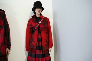 backstage-defile-christian-dior-automne-hiver-2019-2020-paris-coulisses-75.thumb.jpg.784b740dd13eb81996954e8b7aefc309.jpg