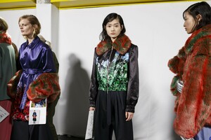 backstage-defile-dries-van-noten-automne-hiver-2019-2020-paris-coulisses-130.thumb.jpg.e4af08e582d6b16db0b5c353d49eff43.jpg