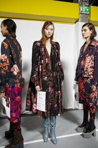 backstage-defile-dries-van-noten-automne-hiver-2019-2020-paris-coulisses-138.thumb.jpg.0c6bde33d75de9b927a0dc502490d4ad.jpg