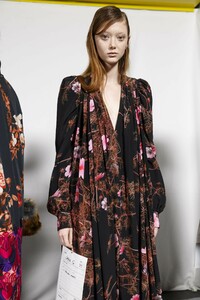 backstage-defile-dries-van-noten-automne-hiver-2019-2020-paris-coulisses-139.thumb.jpg.9e955d3940662f79b98520832bf20447.jpg